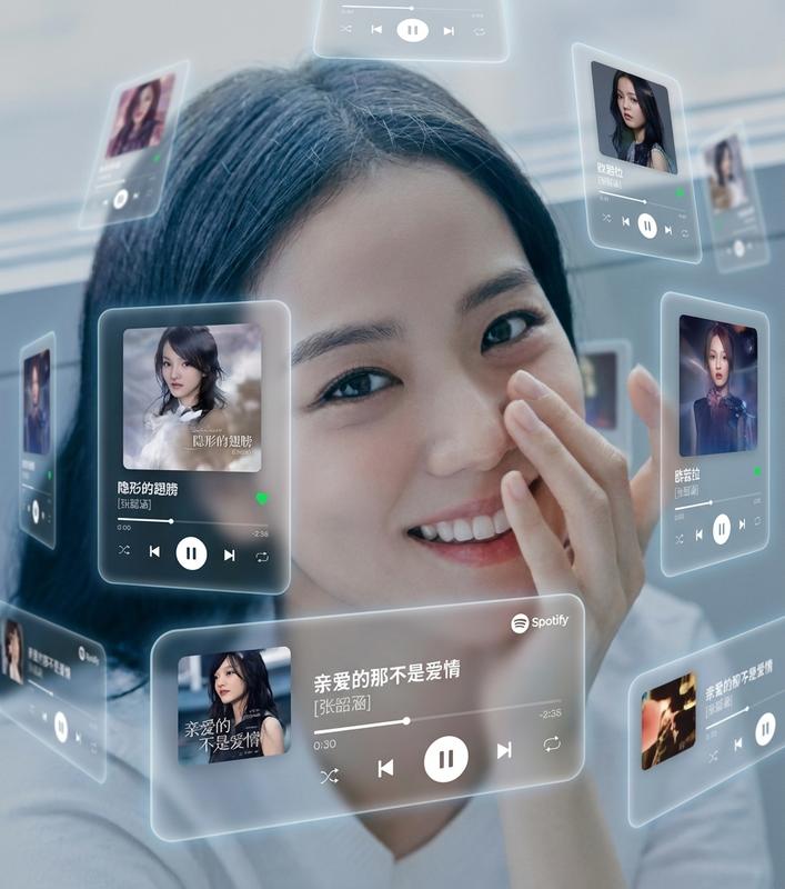 A dreamlike, movie-quality augmented reality visual where numerous hovering Spotify player interface cards orbit the central figure (the person shown) in a complete 3D spatial composition, with each music player card strategically placed at varying distances, some prominently positioned in front and partially covering the subject, while others float behind and alongside them, utilizing the authentic Apple Music UI/Spotify UI elements playback progress indicators and featuring songs by [张韶涵]; all cards display smooth rounded edges with subtle angular perspective shifts, presenting a translucent, frosted-glass aesthetic that radiates a gentle diffused border luminescence with measured cinematic light bloom interacting organically with the ambient lighting of the scene; the composition showcases a cool-to-neutral color palette with rich yet preserved shadow detail, strategic bursts of color from album artwork, medium-high contrast levels with gradual highlight transitions, delicate focal depth variation where nearer cards maintain crisp detail while farther ones receive gentle blur treatment, and understated motion-enhancing accents, all while keeping the subject photorealistic, centrally positioned, and authentically integrated into their physical surroundings.